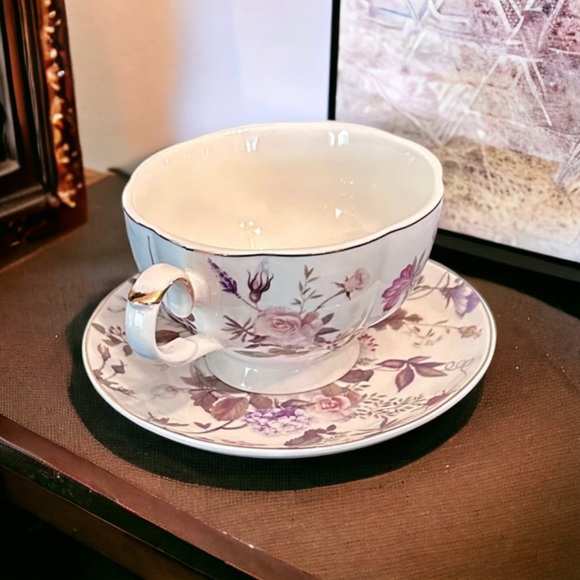 Beautiful Tea Cup and Saucer - Picture 3 of 15
